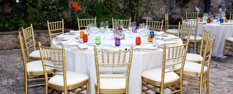 Los detalles elegantes como las silla chiavari doradas o los vasos de colores se fundieron a la perfección con los detalles más naturales como los mimbres, la mantelería color tierra o los centros de mesa con óxidos y maderas.