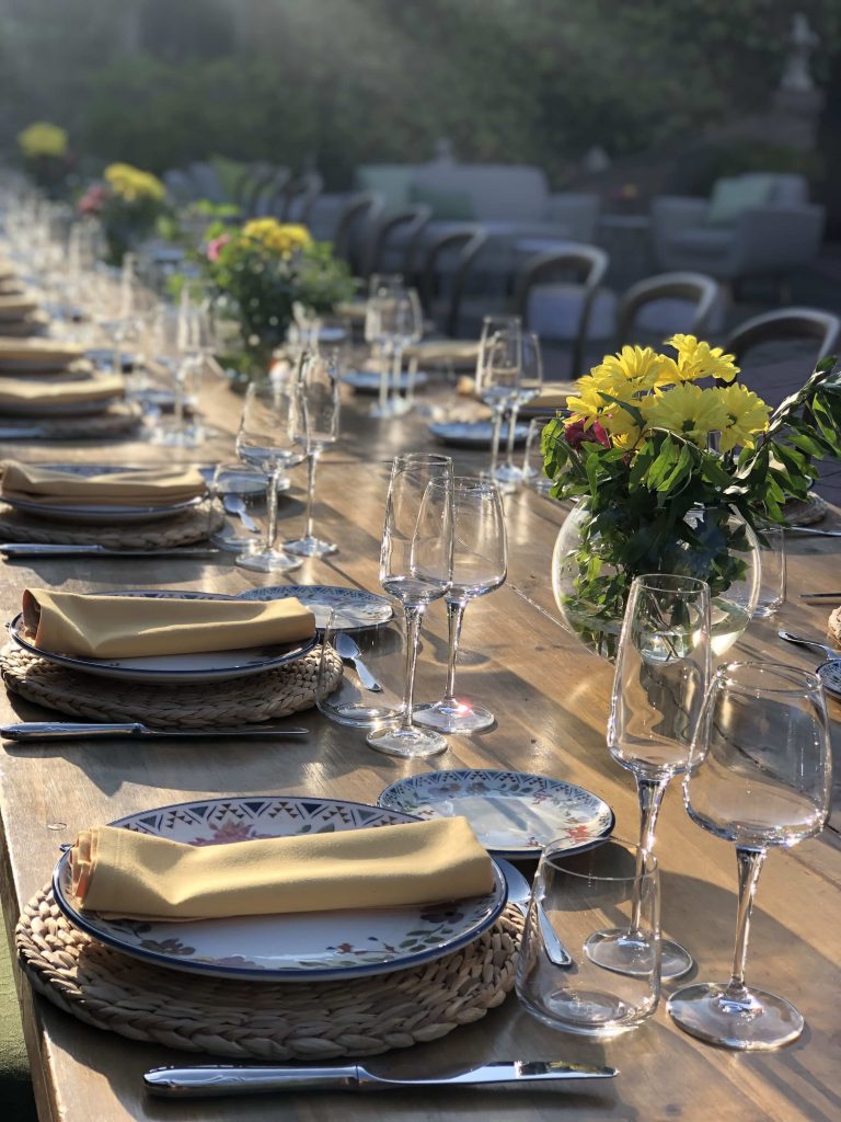 ¿POR QUÉ EL ALQUILER DE MATERIAL ES LA OPCIÓN INTELIGENTE PARA CUALQUIER BODA?