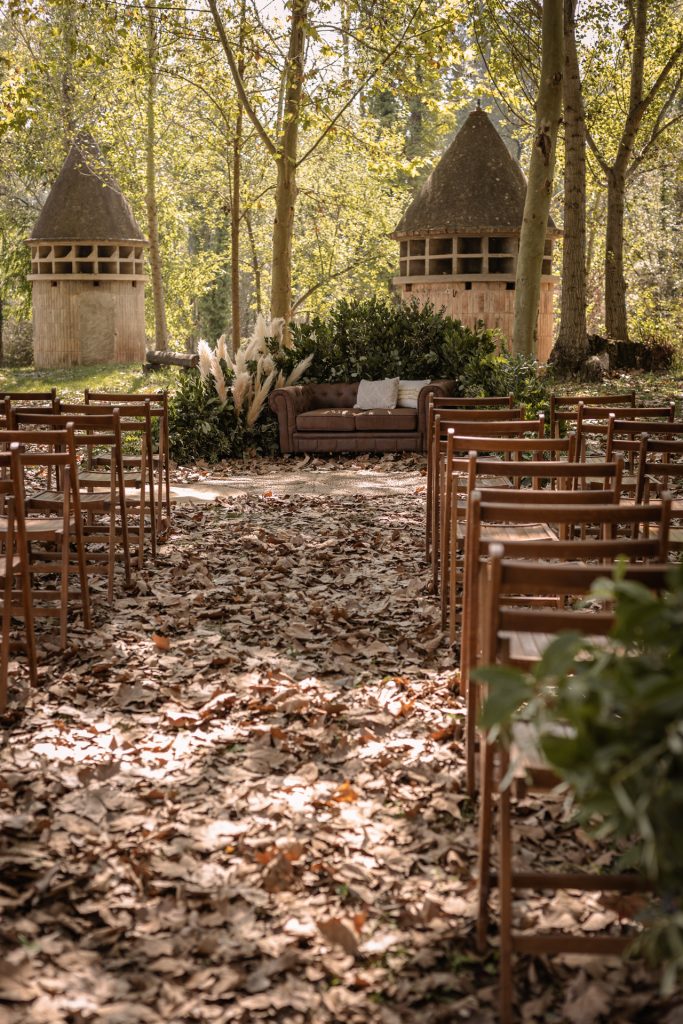 CÓMO ORGANIZAR LAS SILLAS Y LAS MESAS EN UNA BODA: CONSEJOS PRÁCTICOS