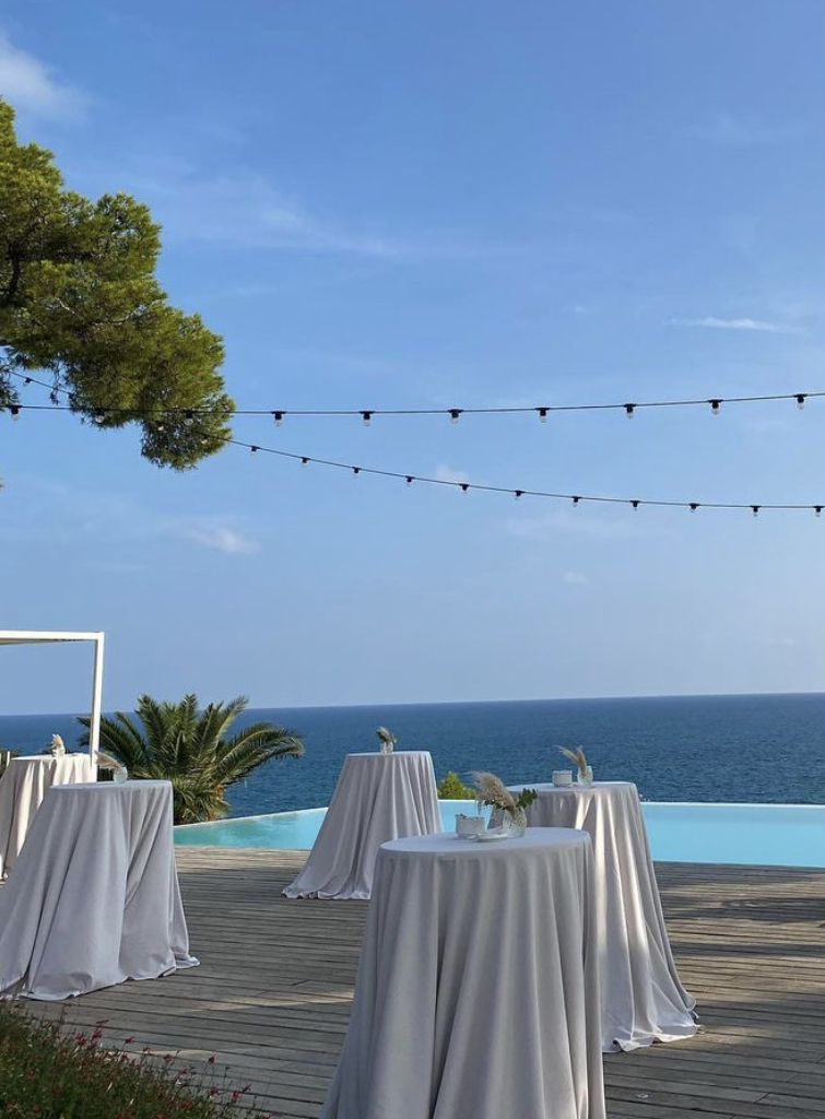 MESAS DE CÓCTEL PARA EVENTOS: ELEGANCIA Y VERSATILIDAD