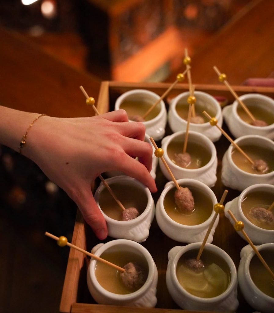 CENA EMPRESA NAVIDEÑA: CÓMO IMPRESIONAR CON ALQUILER DE MATERIAL