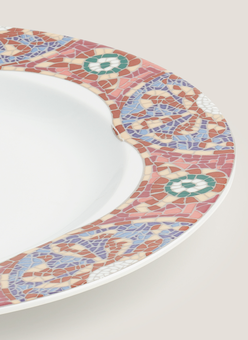 Gaudí decorated plate
