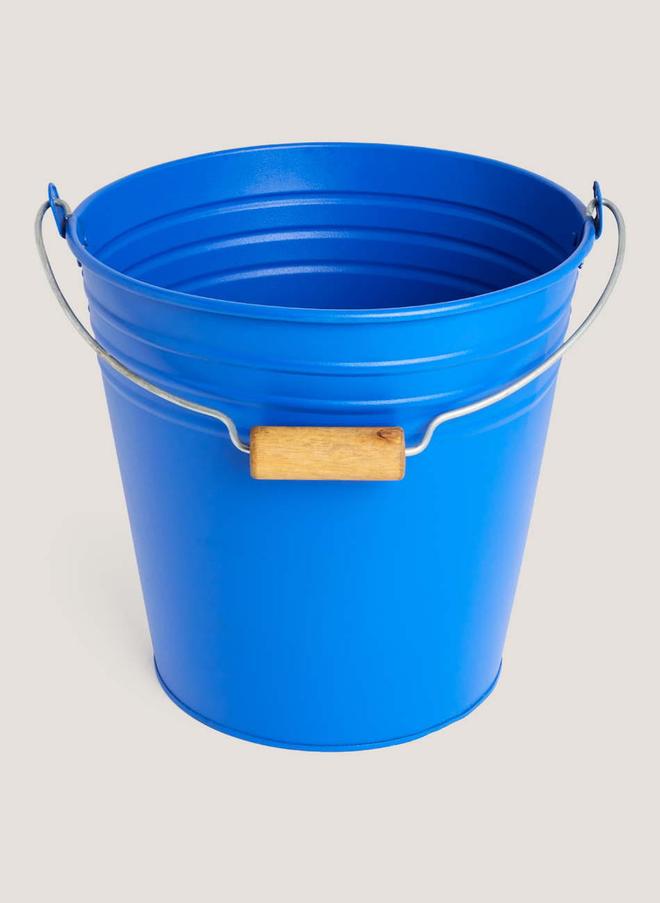 Cubos metálicos con asa