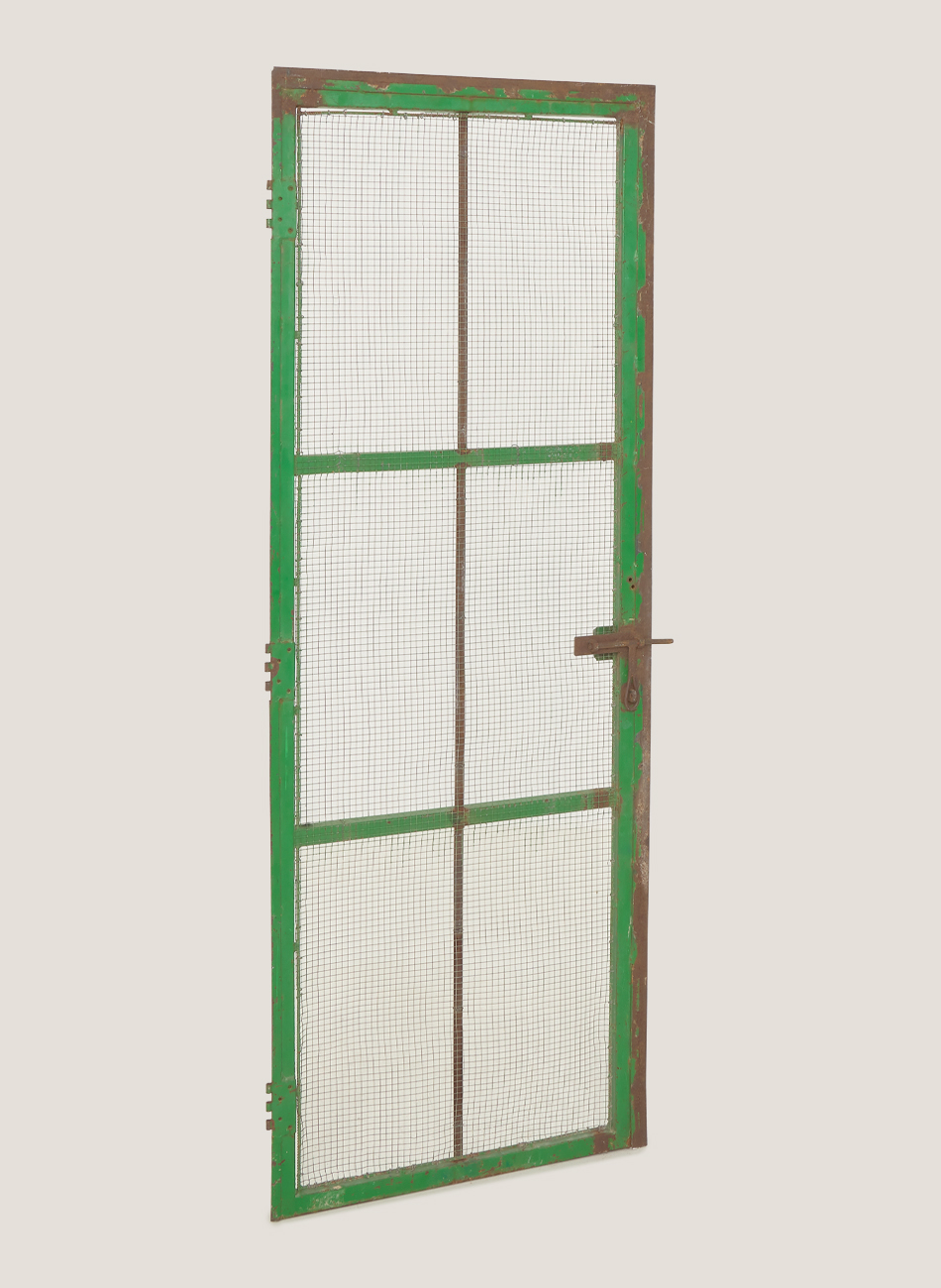 Puerta de reja verde