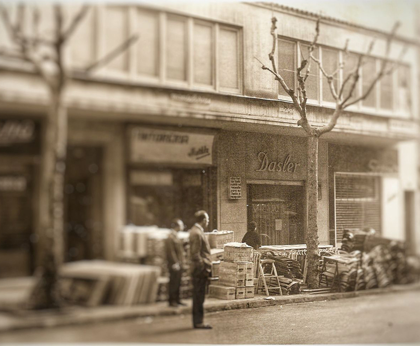 Esperando el transporte par un evento. Calle Muntaner 1968