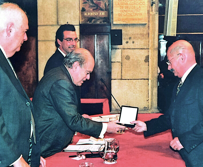 Jordi Pujol entregando al Jefe la Medalla del Turismo de Cataluña, 2001