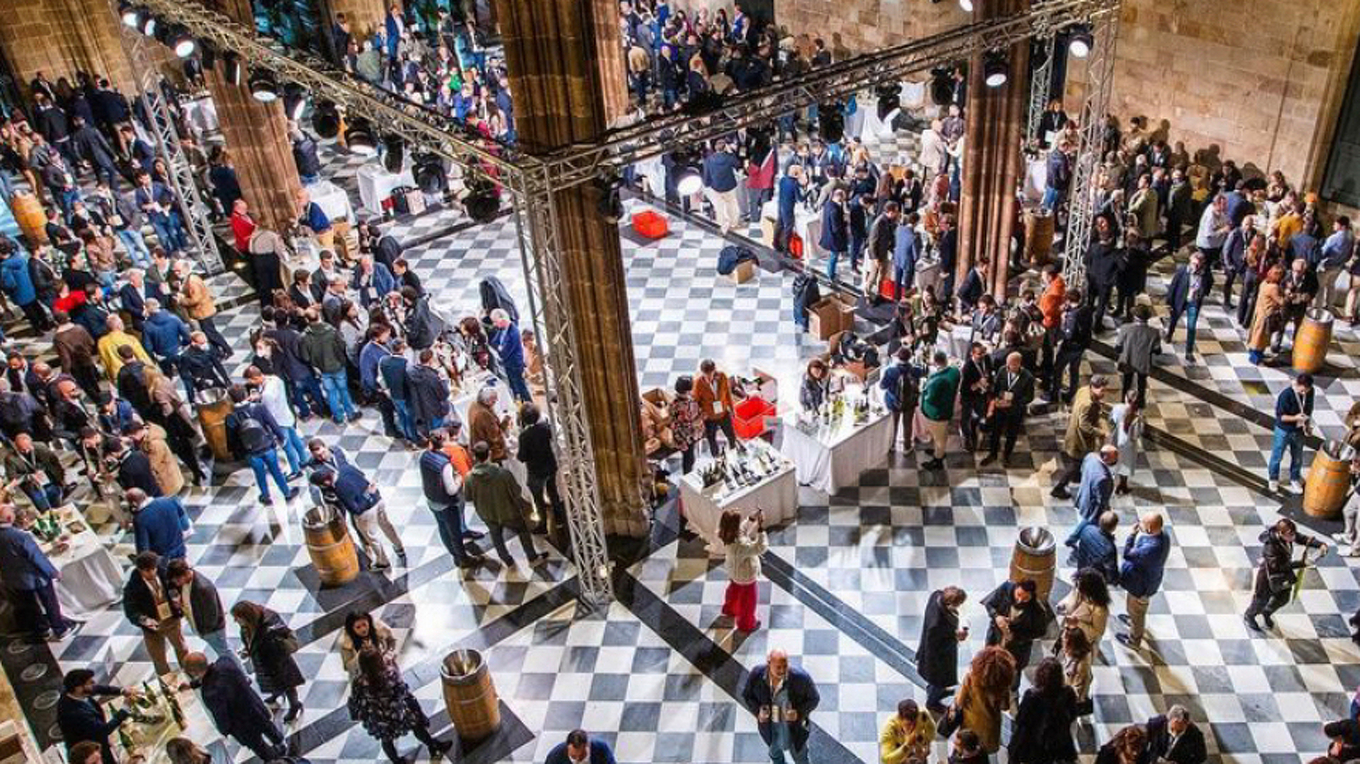 CONGRESOS Y JORNADAS PROFESIONALES: QUÉ MATERIAL DE ALQUILER NECESITAS PARA UN EVENTO CORPORATIVO DE ÉXITO