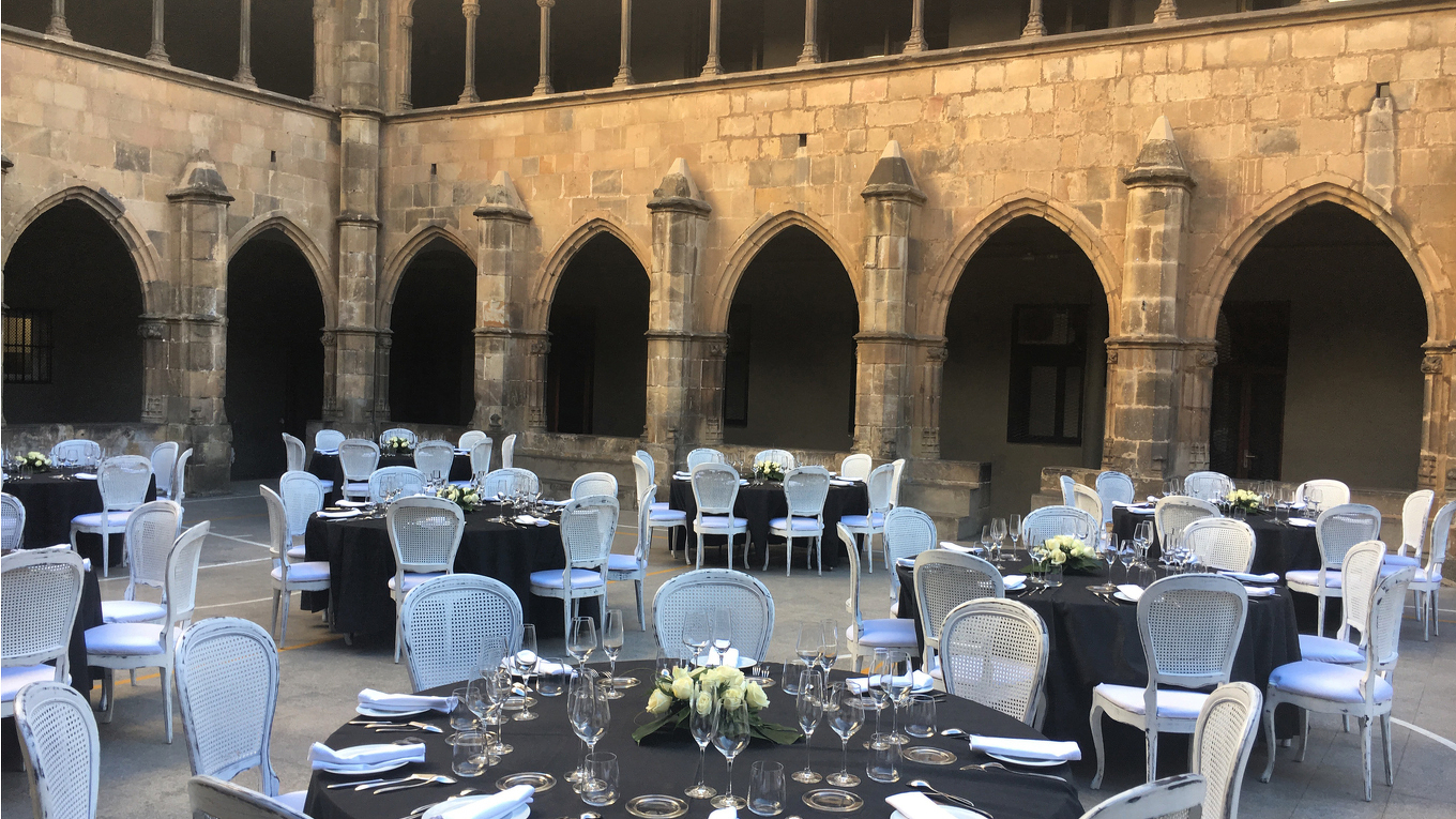 CÓMO EQUIPAR UN SALÓN PARA 200 PERSONAS: GUÍA COMPLETA DE MATERIAL PARA GRANDES BANQUETES