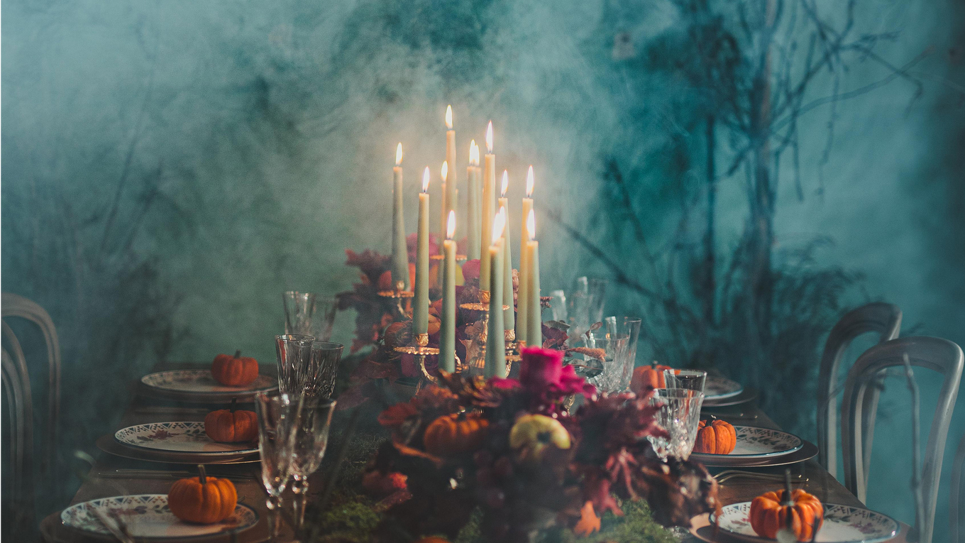 DECORACIÓN DE MESA PARA HALLOWEEN: IDEAS DE MONTAJE CON VAJILLA, VELAS Y TEXTILES DE ALQUILER
