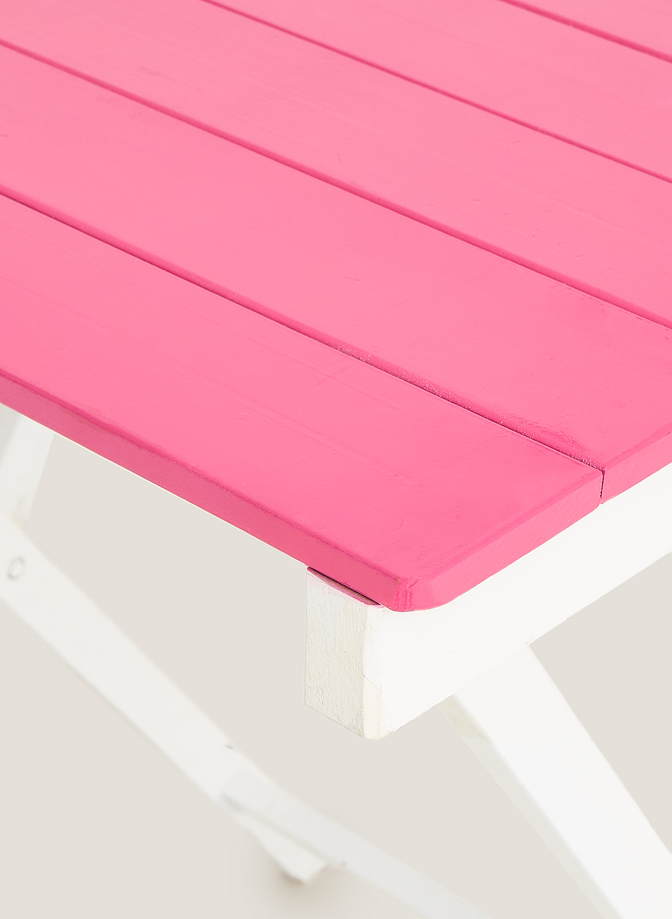 Mesa cuadrada madera fúcsia