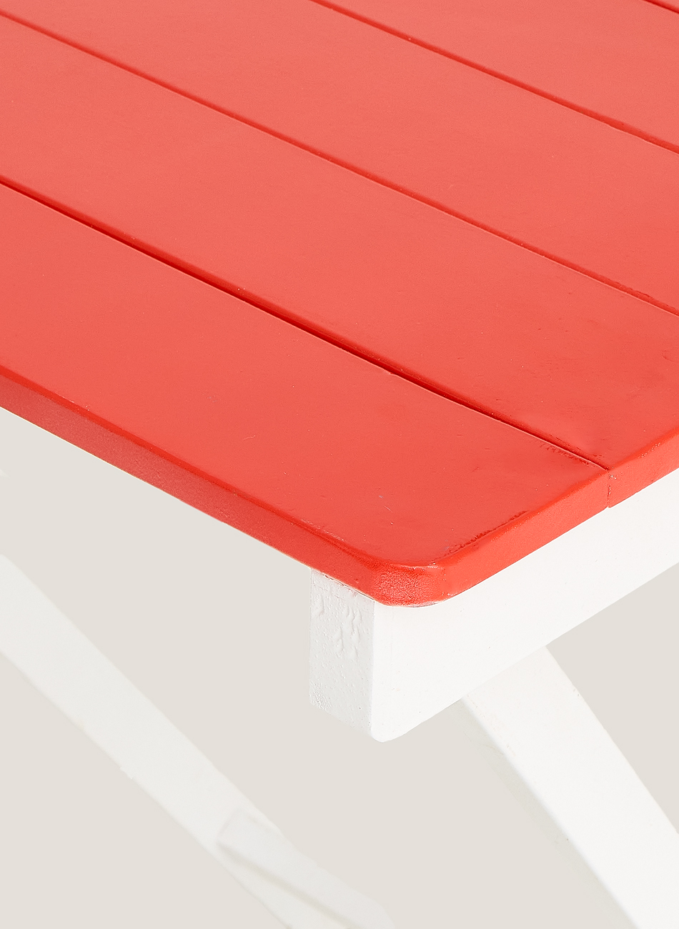 Mesa cuadrada madera roja